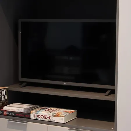 Porto Fluviale Modern Apartment Rome